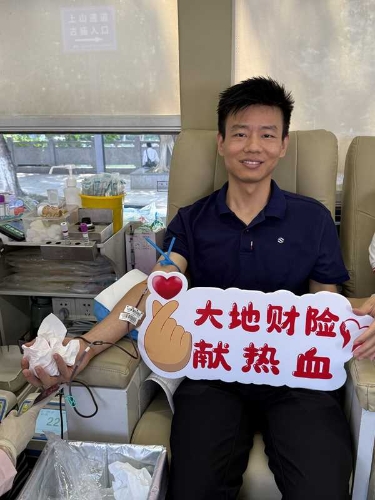在廣東，公司積極參加東莞保險業(yè)第九屆“保險傳大愛 熱血獻真情”愛心獻血活動，并在旗峰公園開展公益健步走活動，沿途向市民普及保險保障知識，傳播金融消費者權(quán)益理念3