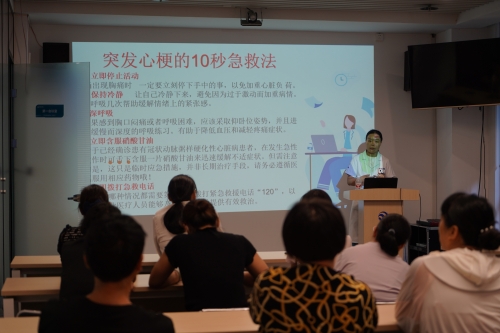 河南分公司邀請健康專家舉辦“心腦血管疾病防治與健康管理”講座，醫(yī)生深入淺出地講解了夏季血壓、血糖、血脂波動的風險因素及科學管理策略，指導老年人日常飲食調(diào)節(jié)、適度運動安排和規(guī)律作息的重要性，為居民筑起健康防線。